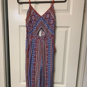 Pantsuit with pockets, ankle length, with cutout.